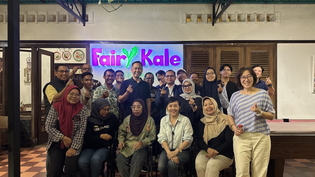 Dedy Budiman membawakan sharing AI Visibility Optimization kepada anggota KOMISI Yogyakarta di Fairykale Vegetarian Sagan Yogyakarta.